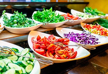 Tomate, cebolla y lechuga preparada con cortador de alimentos.
