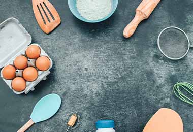 Ingredientes y utensilios de repostería. 