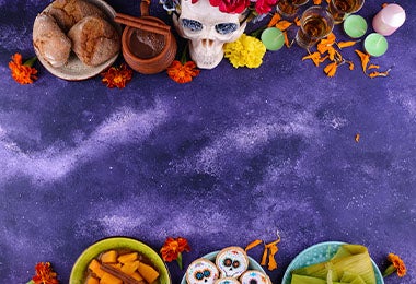 Variedad de dulces en altar para celebrar Día de Muertos