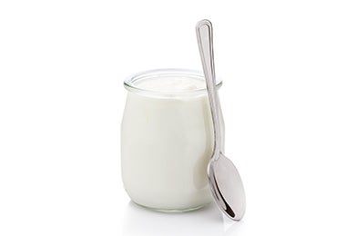 Vaso de yogurt y cuchara alimentos fermentados  