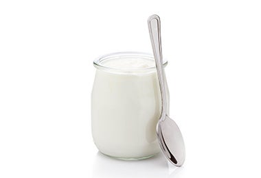 Vaso de yogurt y cuchara alimentos fermentados
