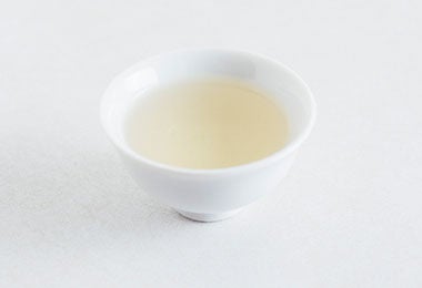 Tazón de vinagre blanco para la limpieza del microondas.