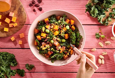 Bowl de ensalada de frutas y vegetales como alimentos reguladores.