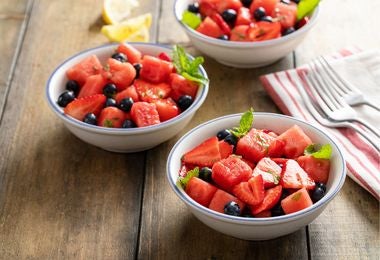 Postre con frutas Copa de frutos rojos con crema, con frutas bajas en azúcar