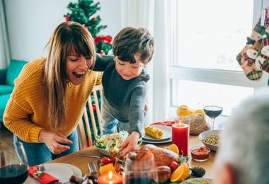 Preparar la cena de navidad. Preparar la cena de navidad en familia.