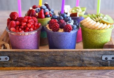 Batidos de frutas saludables Vasos de smoothies saludables preparados con frutas bajas en azúcar y semillas.