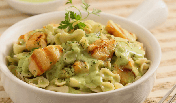 Pasta en salsa de cilantro con pollo | Recetas Nestlé