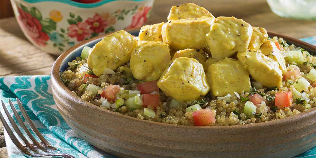 Pollo al curry acompañado con falso cous cous de quínoa