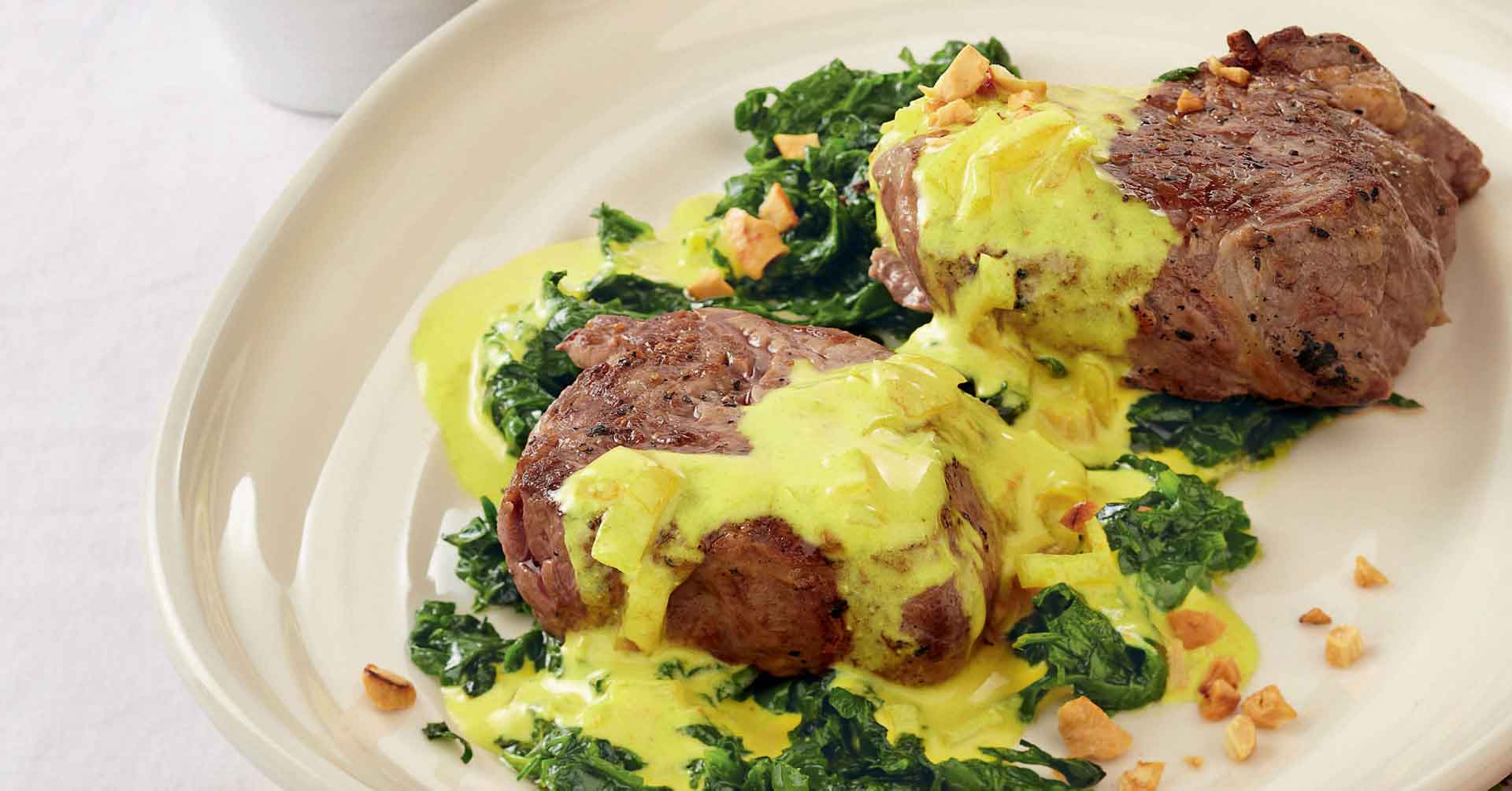 MEDALLONES DE RES CON SALSA DE CURRY Y ESPINACAS