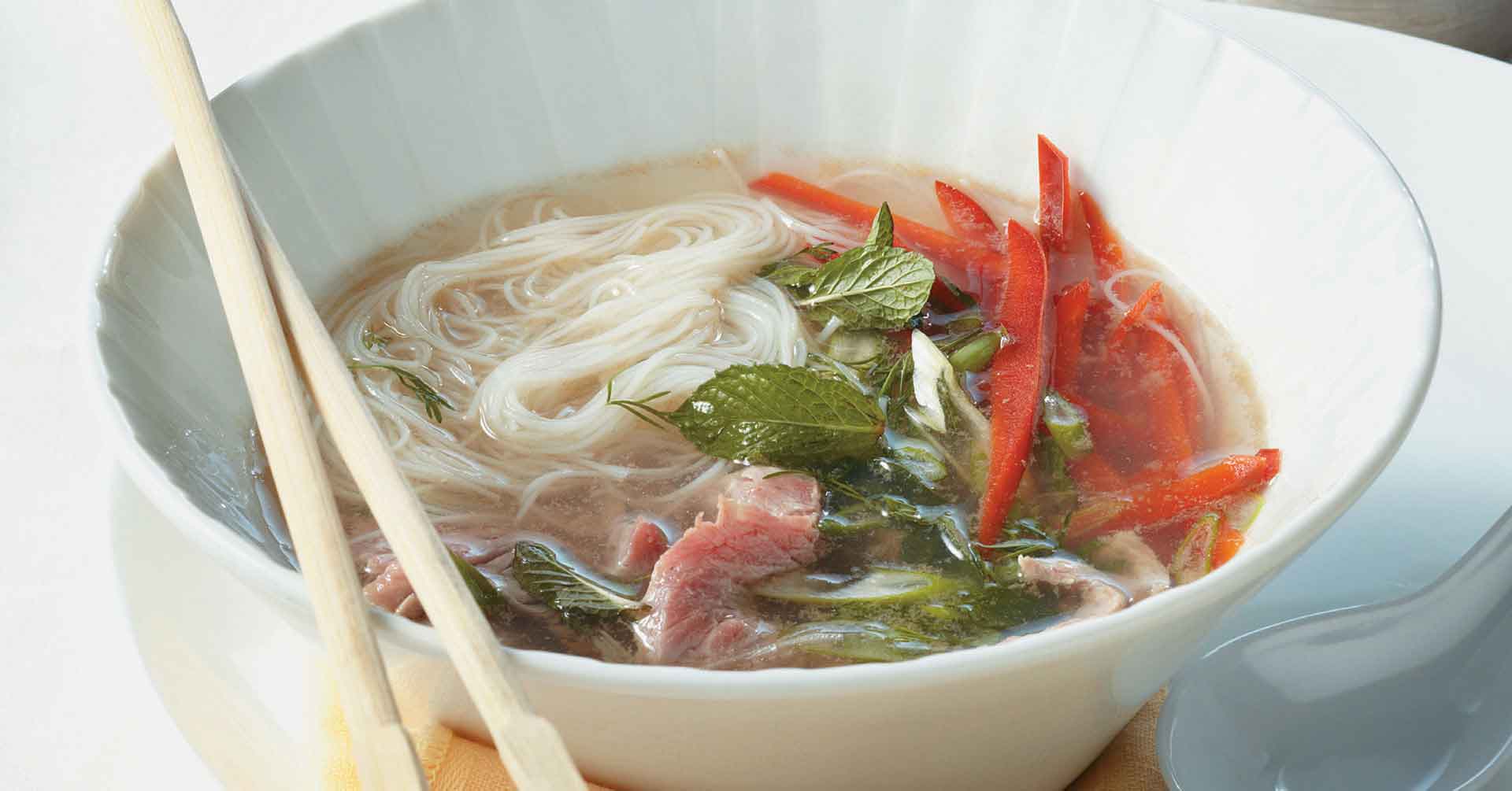 SOPA VIETNAMITA DE CARNE CON FIDEOS DE ARROZ