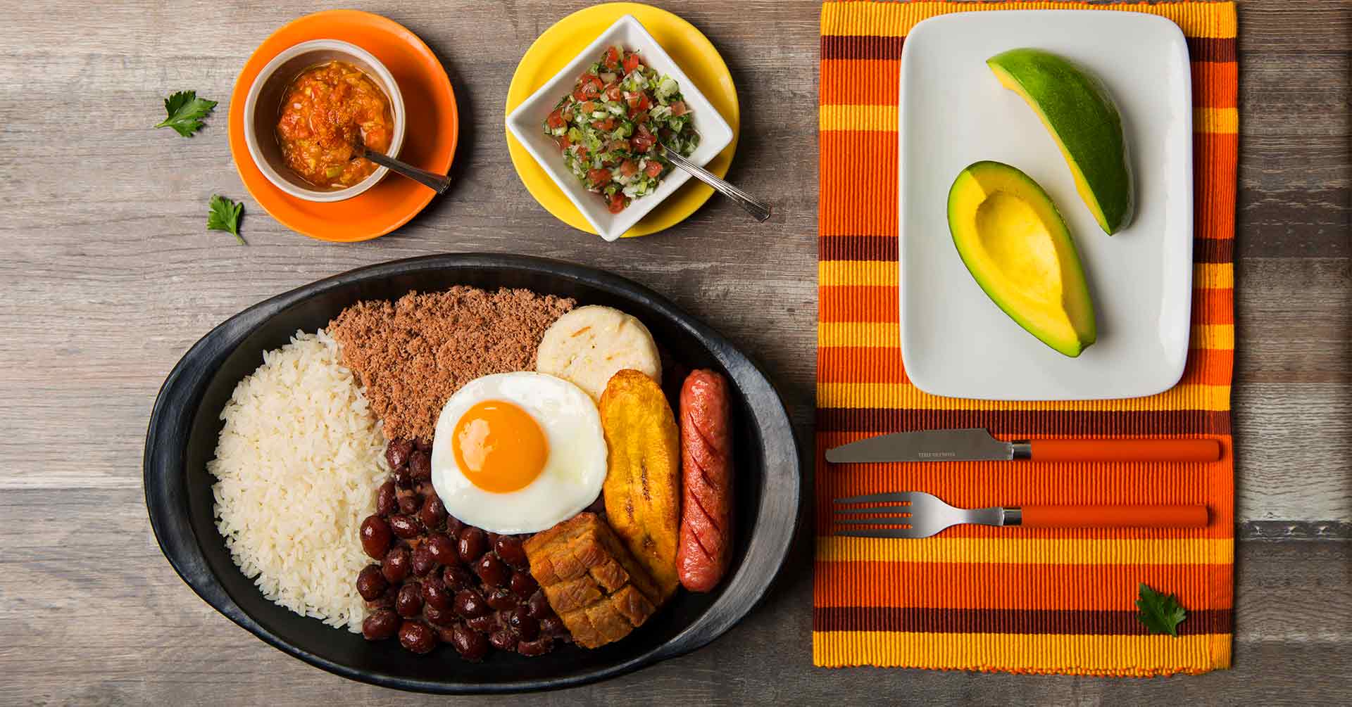 Receta tradicional de bandeja paisa con ingredientes frescos