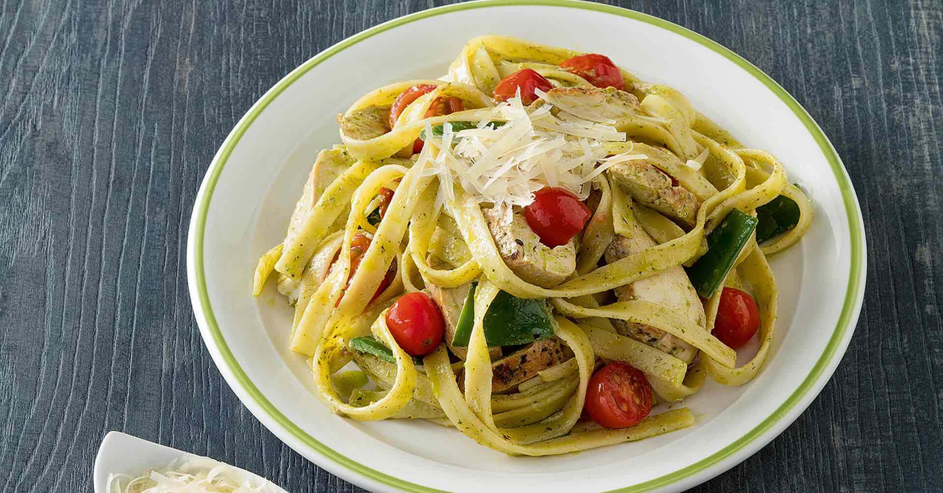 Fetuccine con Pesto Cremoso, Guisantes y Tomates