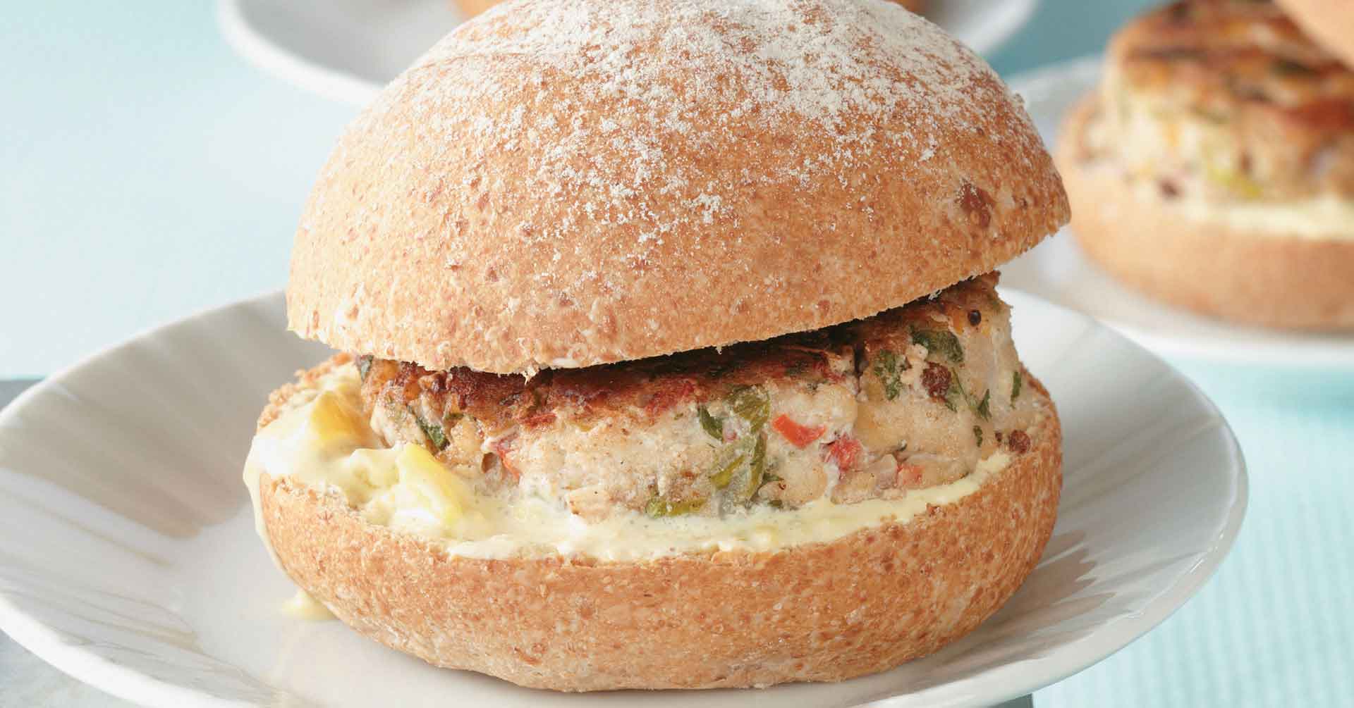 HAMBURGUESA DE TILAPIA CON SALSA DE PEPINILLOS