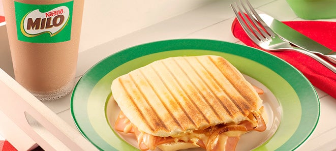 PANINI DE JAMÓN CON CEBOLLA ACOMPAÑADO CON MILO® FRIO