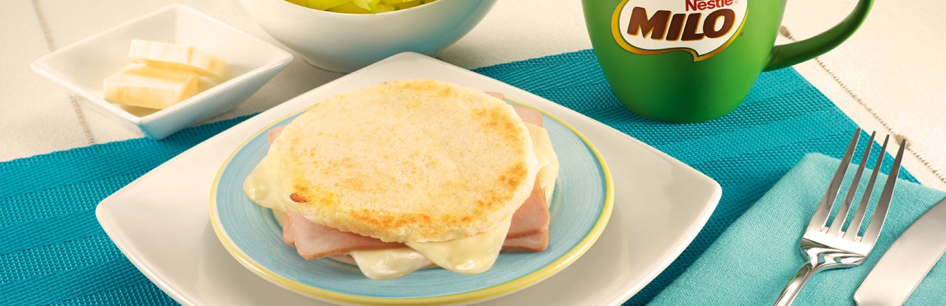 AREPA PAISA CON JAMÓN Y QUESO ACOMPAÑADA CON MILO® CALIENTE