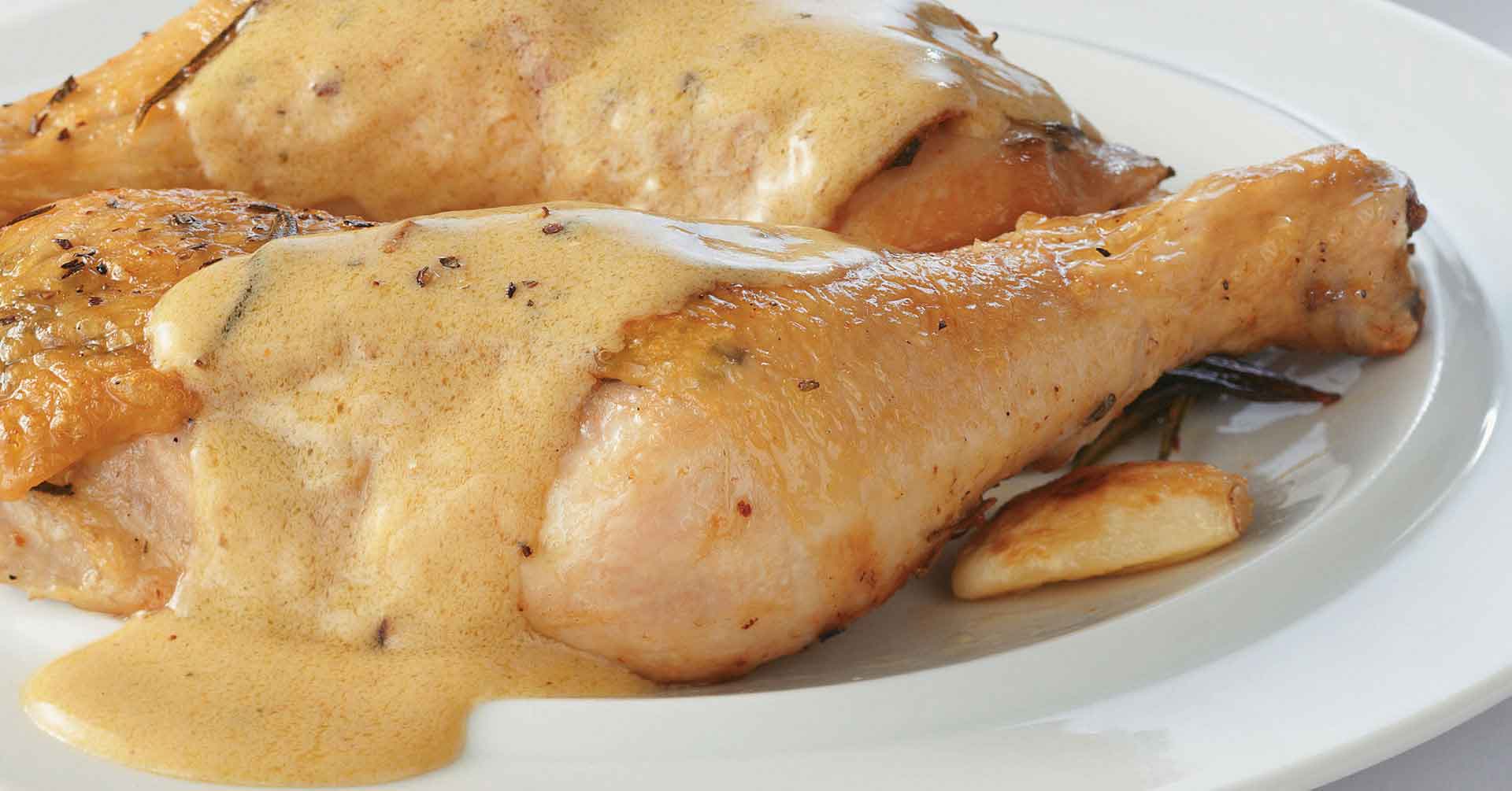 MUSLOS DE POLLO CON PALMITOS Y SALSA BLANCA