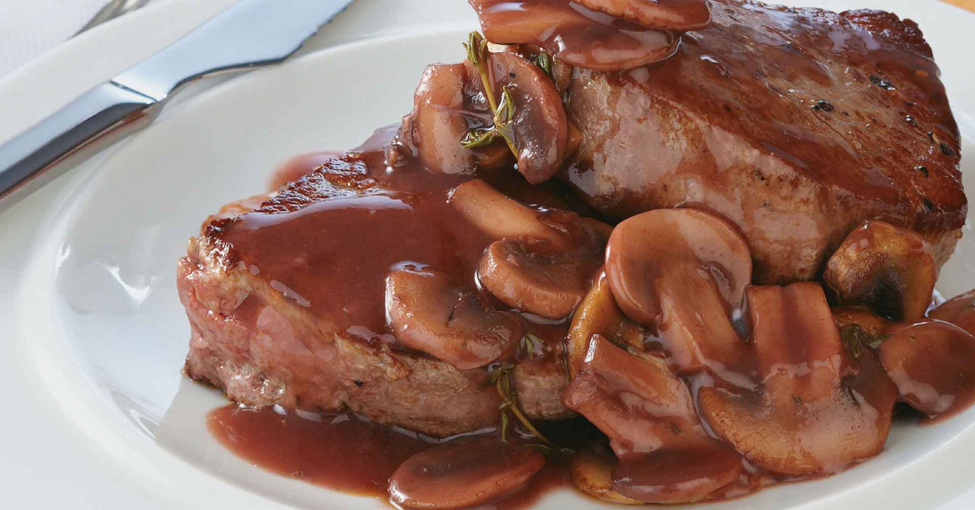 MEDALLONES DE CARNE CON SALSA DE VINO TINTO Y CHAMPIÑONES