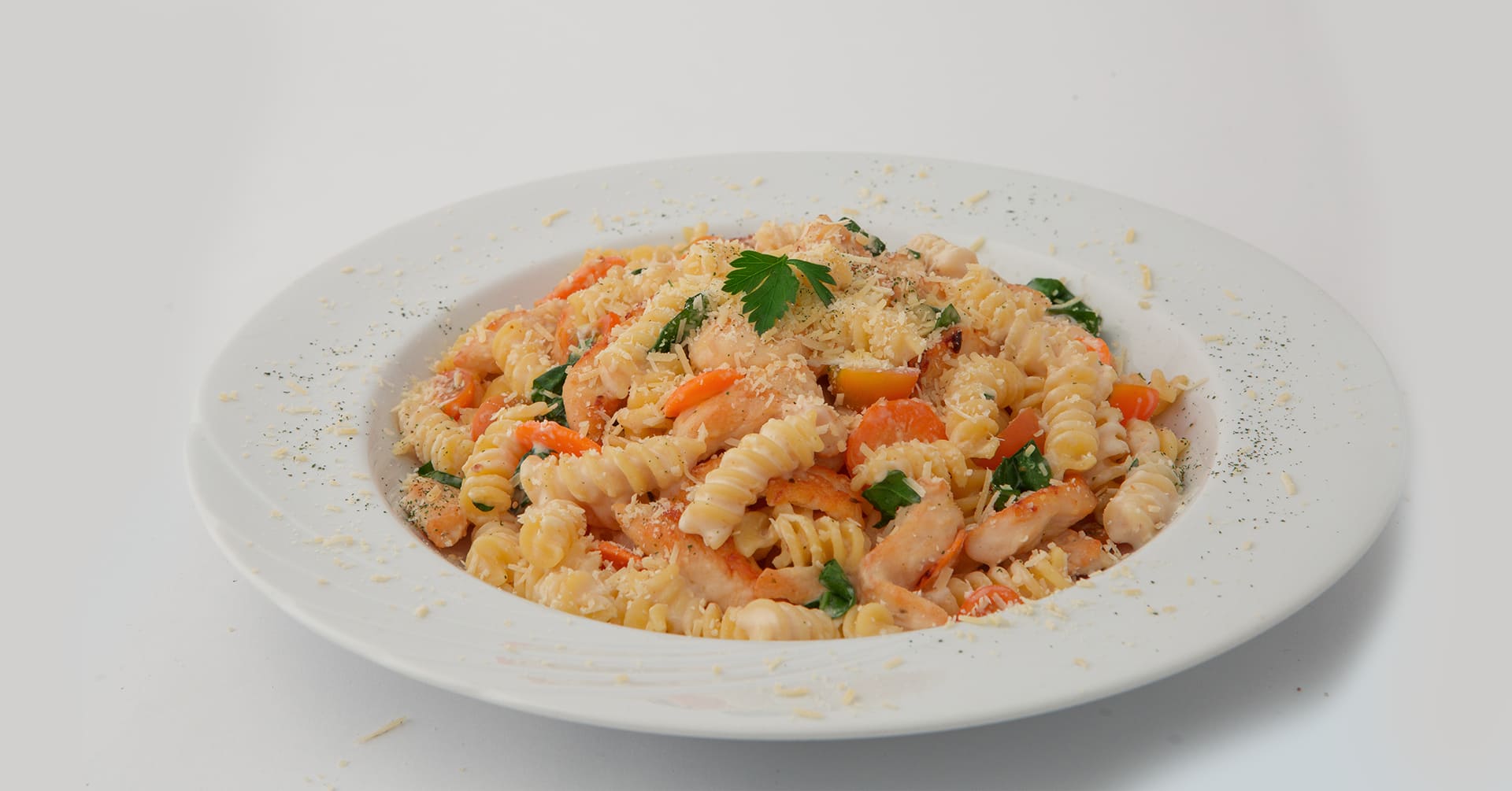 Pasta corta con pollo, espinaca, tomates y zanahoria