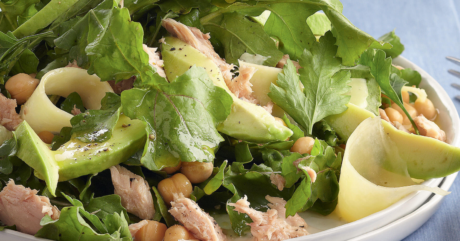 ENSALADA DE RÚGULA, AGUACATE, ATÚN Y GARBANZOS