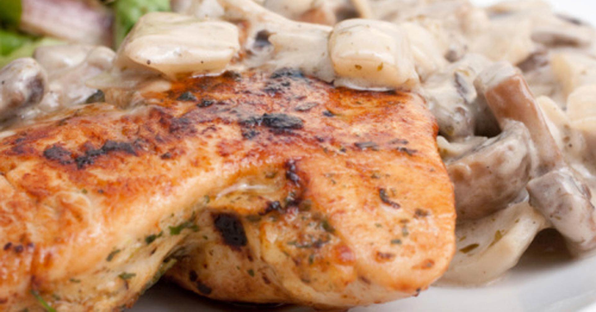 pollo en salsa cremosa de champiñones