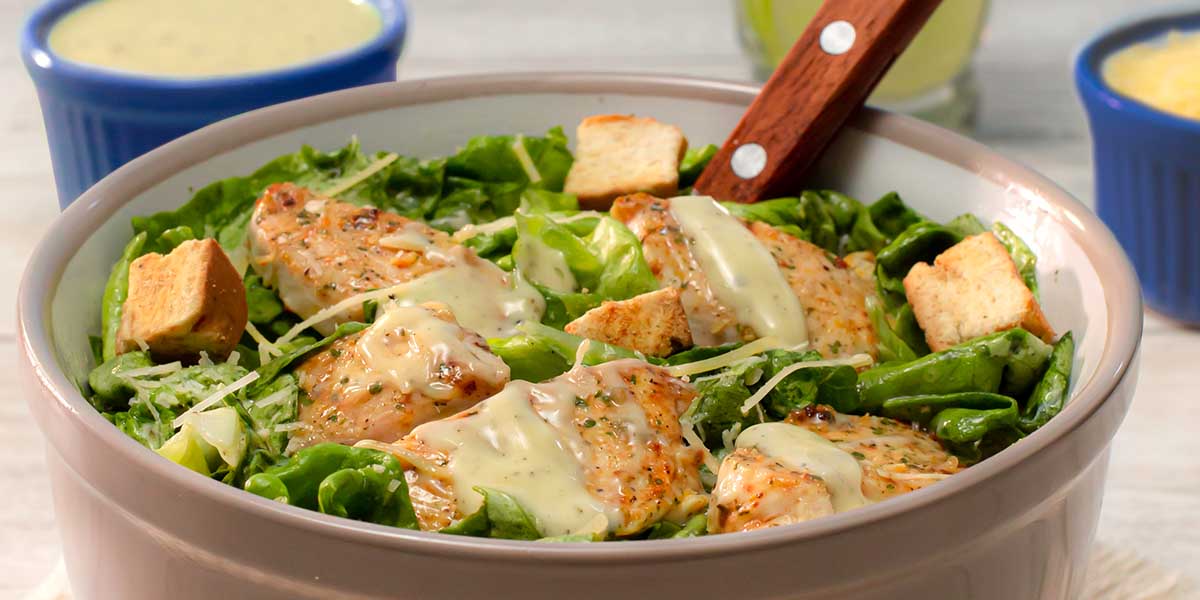 Ensalada César con jugoso al ajo cebolla y parmesano