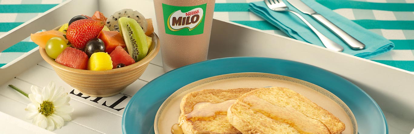 TOSTADAS FRANCESAS CON FRUTA ACOMPAÑADAS DE MILO FRIO