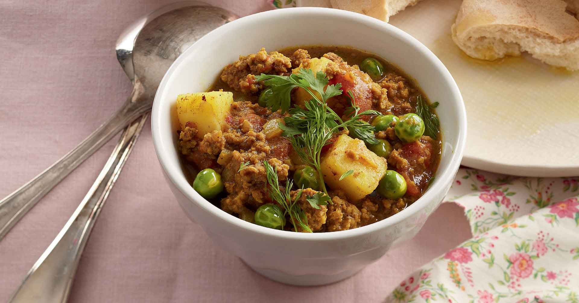 CURRY DE CARNE MOLIDA CON PAPAS Y ARVEJAS