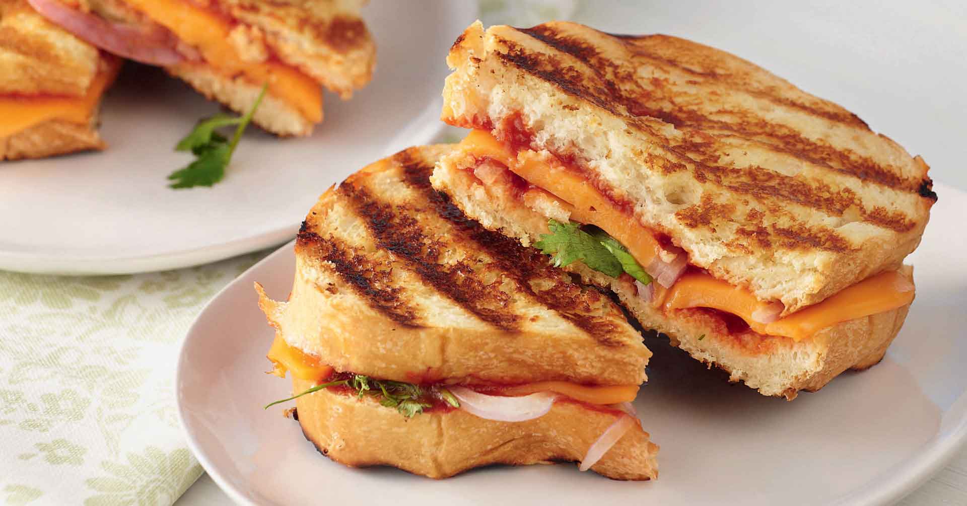 SANDWICHITOS DE QUESO CON PASTA DE TOMATES PICANTES