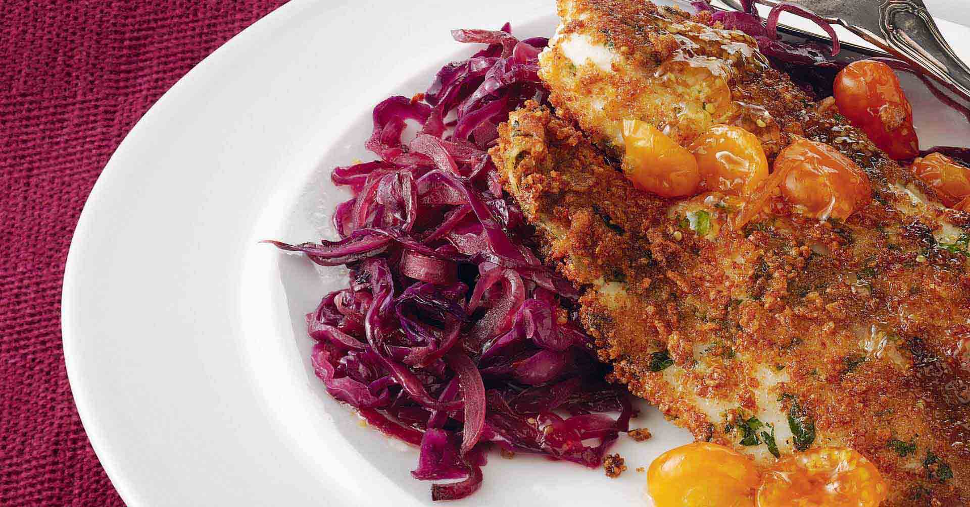 Pescado apanado con salsa de uchuva y repollo morado