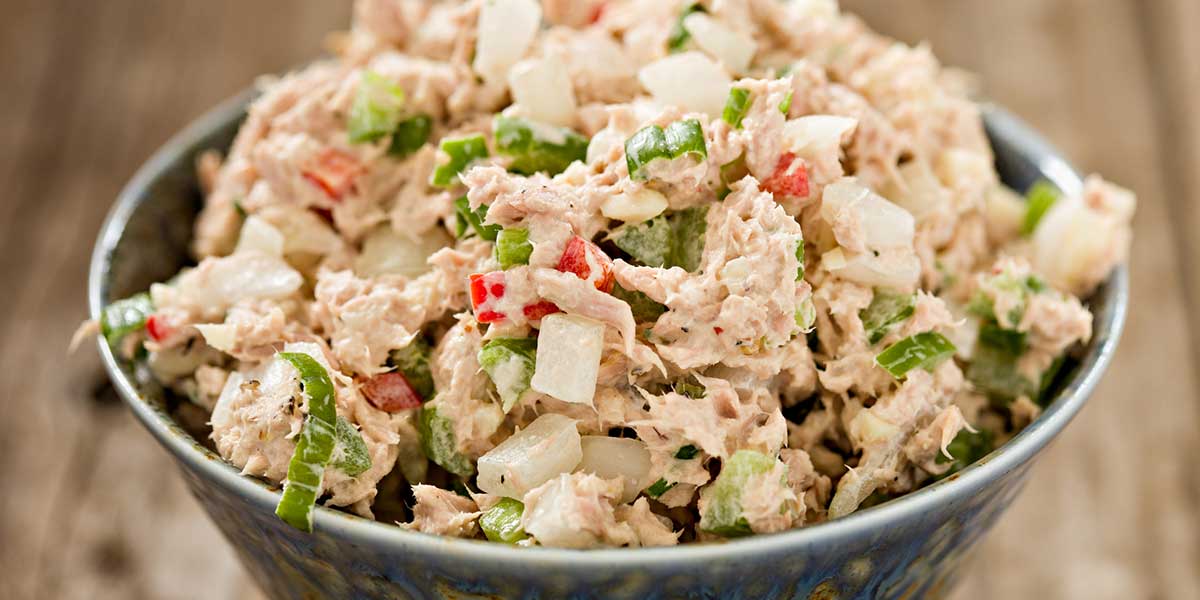 Ensalada de atún y salsa cremosa con manzana