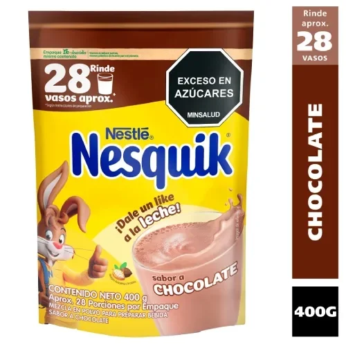 Presenta un vaso con leche chocolatada y un conejo animado en el diseño.