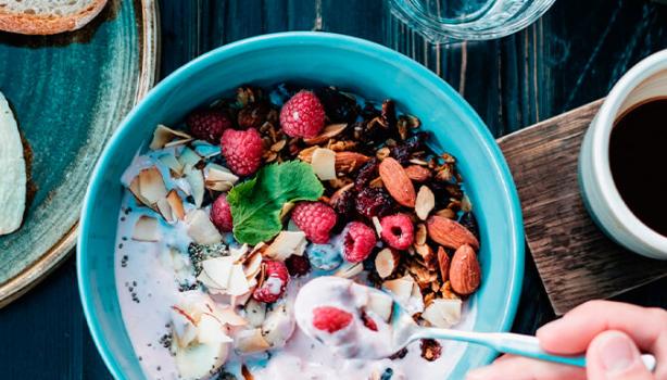 Bowl de frutas, nueces y yogurt, unos de los desayunos fáciles y rápidos