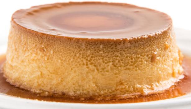 Plato con Flan casero cubierto de caramelo 