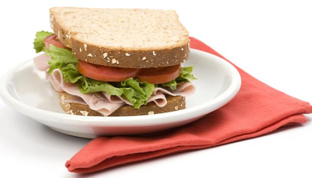 Un sándwich clásico de jamón, lechuga y tomate, uno de los snacks balanceados más populares 