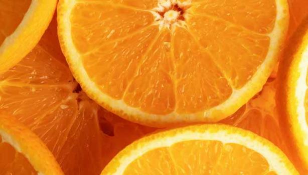 Rodajas de naranja, un alimento ácido, con una cáscara amarga. 
