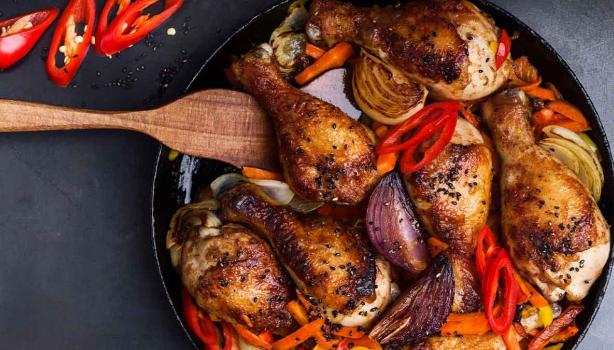 Un pollo agridulce con verduras.