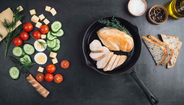 El pollo a la plancha es una de las preparaciones más comunes.