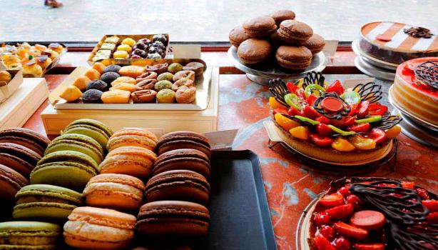 Macarrones, corazones y otros postres de la pastelería francesa.