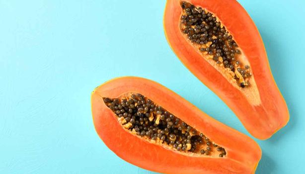 Papaya con semillas en mitades   