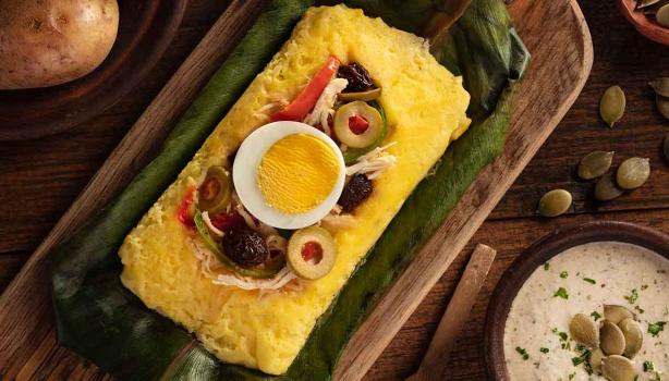 Plato con tamales dulces y salados envuelto en hoja de maíz  