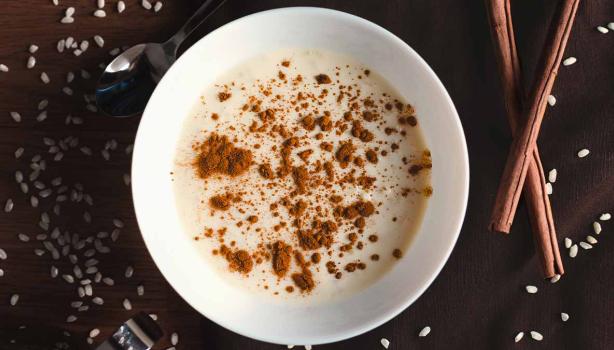 Una receta de arroz con leche tradicional, con canela espolvoreada. 