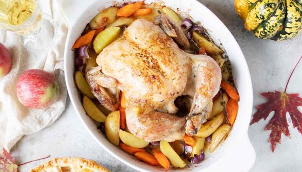 Un pollo relleno, cocinado al horno después de deshuesar.