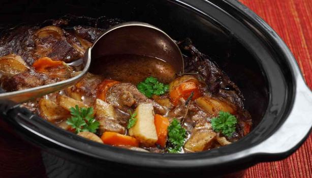 Estofado de carne y verduras siendo preparado en una olla de cocción lenta.