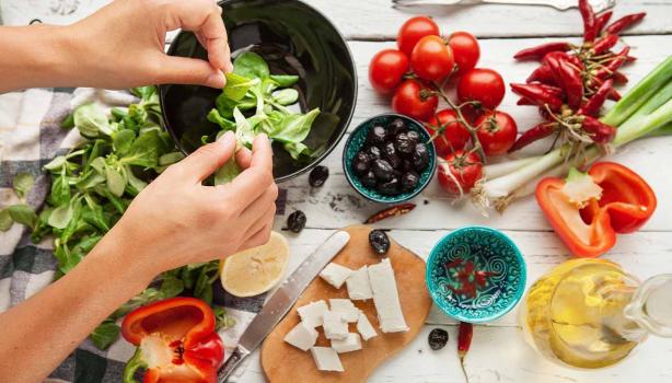 Aceite de oliva, queso, frutas cítricas y tomates para una ensalada griega, una comida mediterránea.