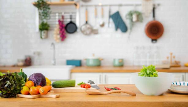 Cocina con ingredientes y utensilios contaminación cruzada