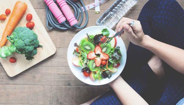 Plato de ensalada menú para comer antes de hacer ejercicio 