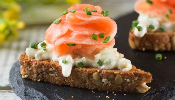 Pan de centeno con salmón ahumado y queso.