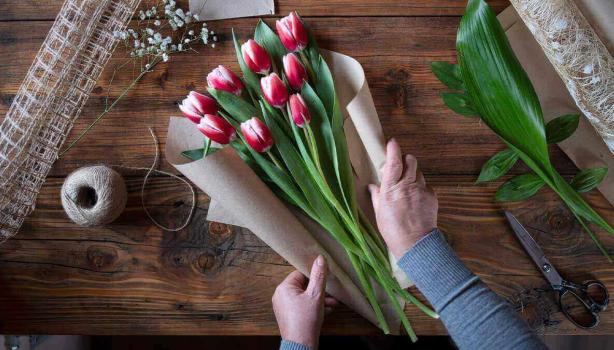 Decoración para el Día de las Madres con flores y cartas