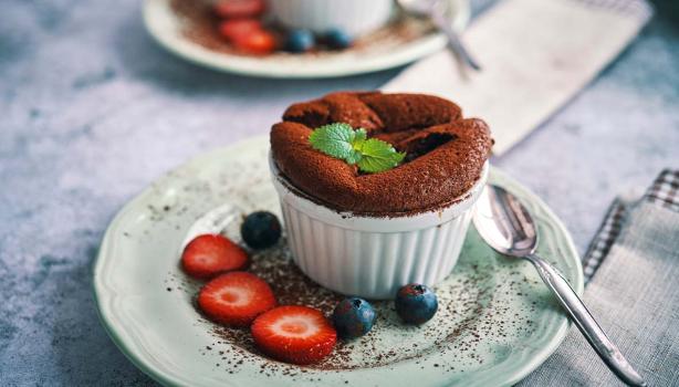 Soufflé de chocolate con fresas y mora azules  