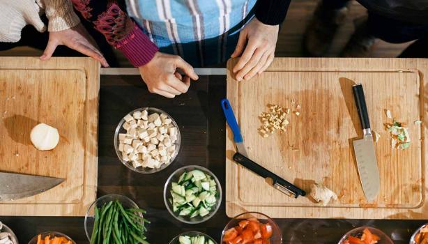 Persona que aprende a cocinar 